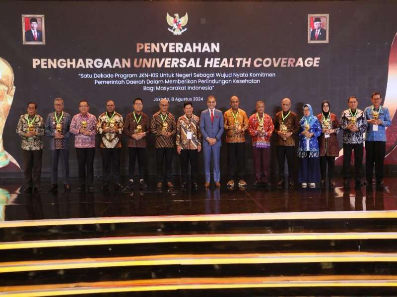Kabupaten Biak Numfor Menerima Penghargaan Universal Health Coverage (UHC) dari Wakil Presiden